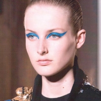 Как повторить макияж с металлическими стрелками с показа Valentino