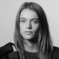 Модели пытаются правильно произнести Peuterey