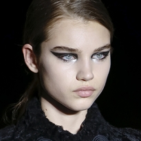 Как повторить макияж с графичными стрелками с показа Saint Laurent