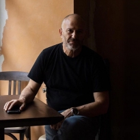 «Ну я кричу. Бывало, и тарелки бил»: шеф-повар Глен Баллис — о киргизском лагмане, курином супе и новом проекте Симачева