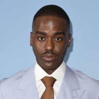 Ншути Гатва — самый стильный актер из «Полового воспитания». Вот, что мы о нем знаем