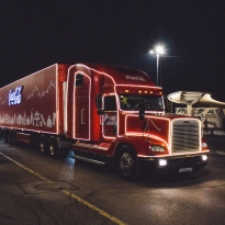Красные грузовики Coca-Cola и говорящие конфетки M&M's: 7 культовых новогодних кампаний брендов