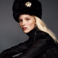 Внезапный тренд на меха: 10 фэшн-снимков в эстетике «slavic girl»