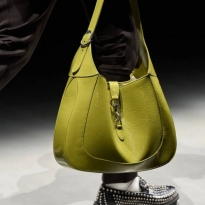 Кашемировый кардиган, сумка Jackie 1961, джинсы-подкова: только 5 покупок в 2024 году. Выбор BURO.