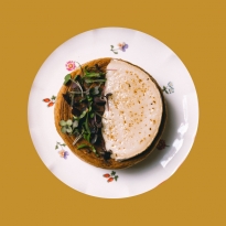 ​​Новости ресторанов: даниш с кремом из арахиса и хурмой, открытие новоорлеанского поп-ап проекта и другие идеи на 14 февраля