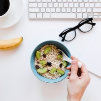 Чем перекусить в офисе, чтобы вернуть бодрость. Отвечает специалист