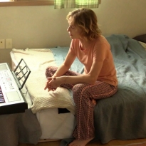 Импровизированная съемка и терапия вместо зубрежки: почему стоит увидеть «Нужды путешественника» с Изабель Юппер