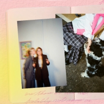 Тролли, бутерброды с колбасой и настоящая дружба: кто и что стоит за брендом «Остров имени тебя»