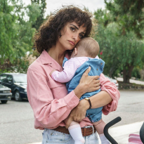 «Афера в Майами» Оливье Ассайаса: недостаточно крепкий микс шпионов и коктейльных зонтиков