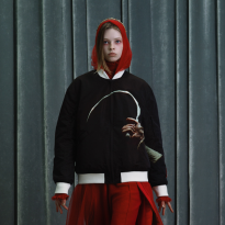 Захороненная одежда и черви: коллекции, которые пугали и завораживали одновременно