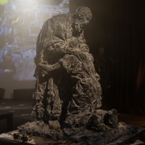 «Современное искусство не дорастает до классических образцов». Александр Сокуров — о своей выставке и роли художника