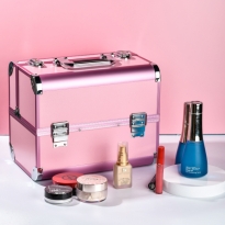 Сделали запас косметики? Читайте, долго ли можно будет всем этим пользоваться