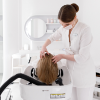 Йога в гамаках, аппаратное омоложение и другие новости салонов и клиник