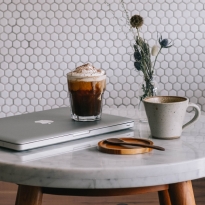 Молоко, ром, апельсиновый сок: с какими напитками можно сочетать кофе