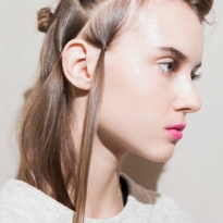 Лучшие прически для жаркой погоды и отпуска