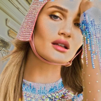 Культовый ангел Victoria’s Secret и звезда подросткового Vogue: Роузи Хантингтон-Уайтли в 10 фотографиях