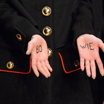 Памяти Боуи: Burberry посвятил показ мужской коллекции музыканту