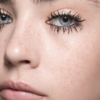 Как повторить макияж со склеенными ресницами с показа Christian Dior