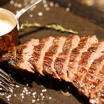 \"Гирлянда Steak Shop & Show\": питерский ресторан от продавцов фермерских продуктов