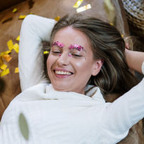 Пайетки на губах, детство в волосах и другие тренды с недель моды, которые легко освоить в локдаун