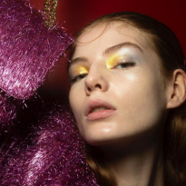 Тренды в прическах и макияже, которые мы заберем в 2022-й