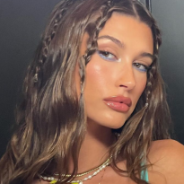 Тренд: синяя подводка, как у Хейли Бибер