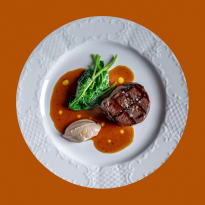 Новости ресторанов: сэндвичи с индийским хлебом и паста в окружении искусства