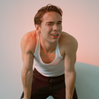 «Я амбициозный артист, мне хочется удивлять» — Денис Власенко о сериале «АльфаРомео» и роли мечты