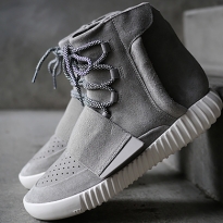 Ким Кардашьян дарит Yeezy в своем Twitter