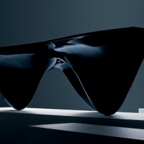 Стол Aqua из черного глянцевого стекла от Захи Хадид