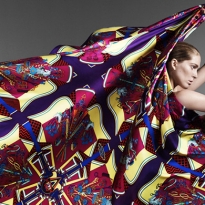 Иселин Стейро стала лицом весенней кампании Hermès Soie Folle