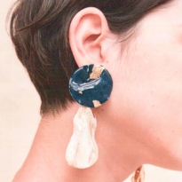 30 пар сережек, которые сделают любой образ, — от лаконичных до театральных