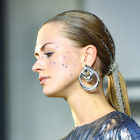 Цепи в волосах, стразы на лице: бьюти-обзор Недели моды в Нью-Йорке