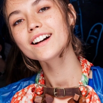 Как повторить макияж с веснушками с показа Preen