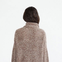 Что купить: заколка, сумка, серьги и свитер — и все с жемчугом