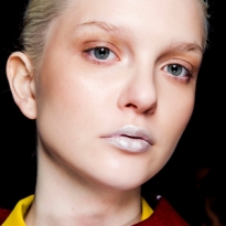 Как повторить макияж с «морозными» губами с показа Stella Jean