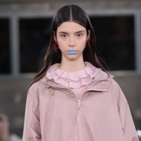 Как повторить макияж с голубыми губами с показа Valentino