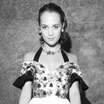 Алисия Викандер: «Я покупала небольшое украшение после каждого успешного проекта»