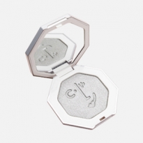 Металлический хайлайтер от Fenty Beauty — выбор Buro 24/7