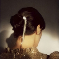 В чем встречать Новый год: 30 безоговорочно праздничных сумок, украшений и пар туфель