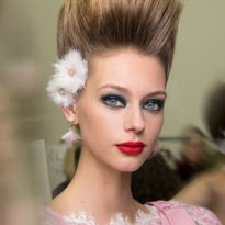 Как повторить сине-зеленые смоки с показа Chanel