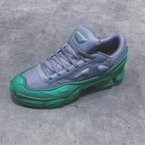 Мужской показ: технологичная куртка, чиносы и олдскульные кроссовки