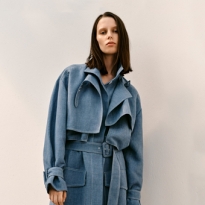 Плащи на весну 2019: технологичные, виниловые, прозрачные или из денима