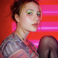 Тренд в макияже, который легко повторить: тени во внутренних уголках глаз