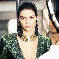 Кендалл Дженнер танцует в метро в видеокампании Balmain x H&M