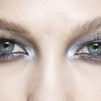 Красота в деталях: темная подводка на показах в Нью-Йорке