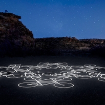 Ай Вэйвэй и Берт Беналли создали инсталляцию на песке
