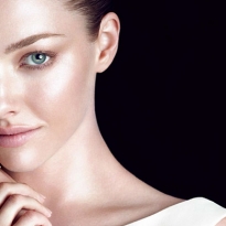 Аманда Сейфрид в рекламе новой сыворотки Clé de Peau Beauté