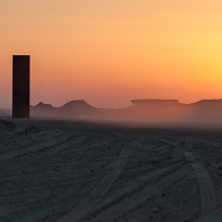 Скульптура \"Запад — Восток/Восток — Запад\" Ричарда Серра