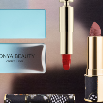 В кофейном, темно-вишневом и цвете спелой клюквы: помады, масла и блески для губ на осень 2025